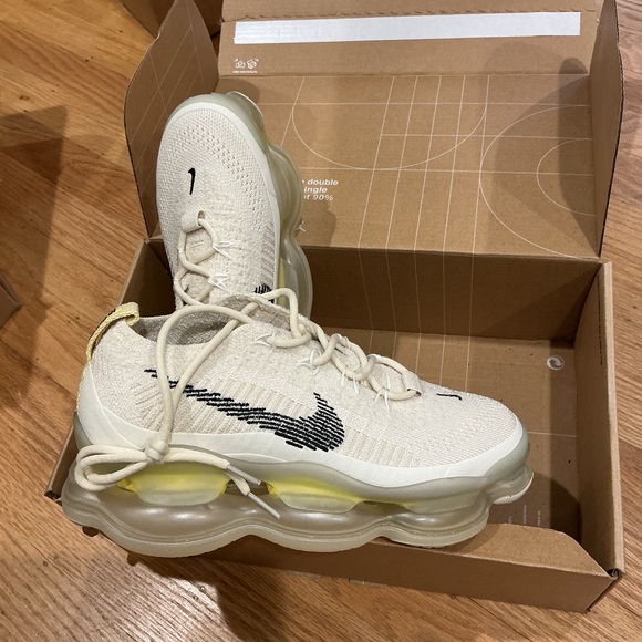 ❤️‍🔥CLEARANCE ❤️‍🔥NIKE Women Cream Air Max Sneakers with Black Accents, Size 7.5 - Picture 2 of 4